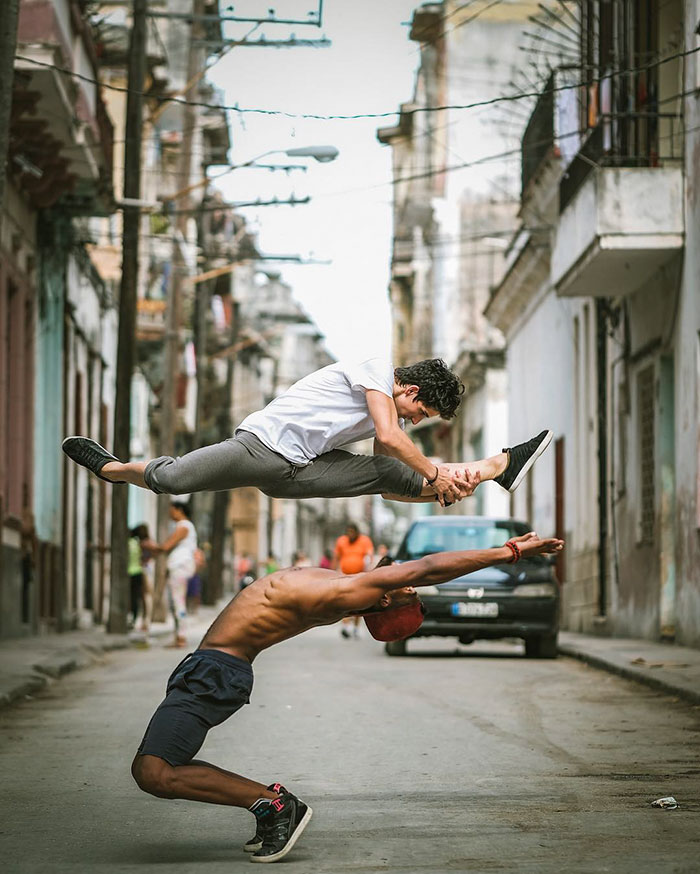 Omar Robles Captures Ballet Dancers Practicing On The Streets 99