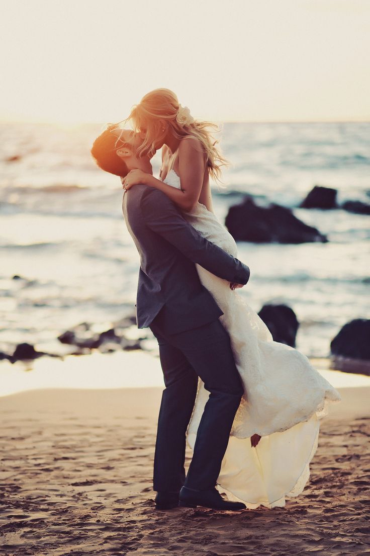 5 Stunning Beach Wedding Photography Poses For Newly Weds